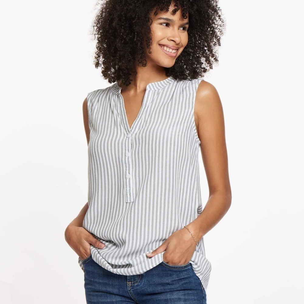 3/$25!💕 BEACHLUNCHLOUNGE On The Go NWT Green Moss small top